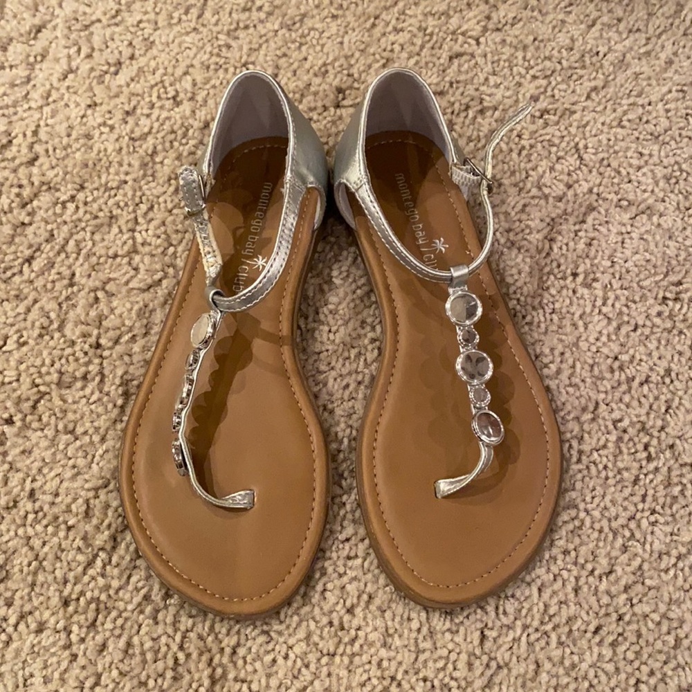 Women’s size 5 Silver sandals- like new